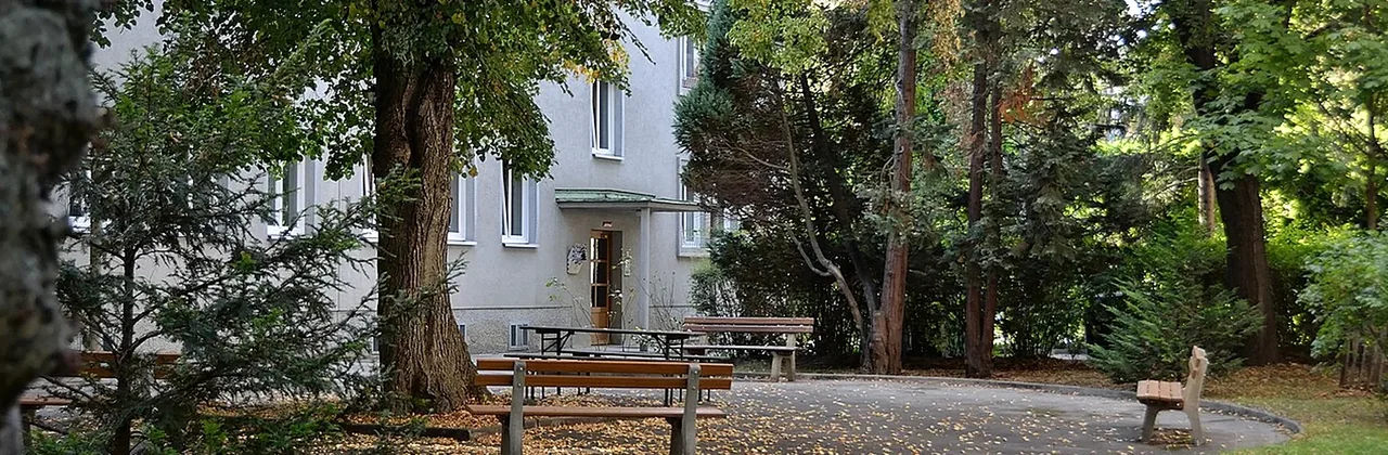 Begrünter Wohnhof mit Hausfassaden und gemeinsamem Außenraum