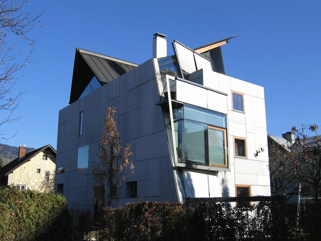 Freistehendes helles Wohnhaus mit Garten