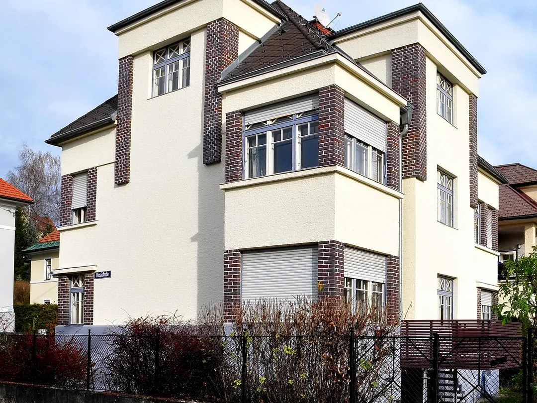 Wohnhaus mit gegliederter Fassade und Gartenbereich